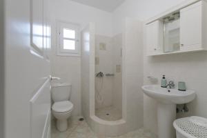 カストラキ・ナクソスにあるSalty Houses Naxosの白いバスルーム(トイレ、シンク付)