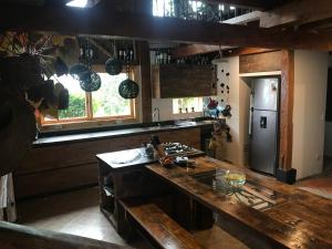 a kitchen with a wooden counter and a refrigerator at Santa Elena de la Colina in Filandia