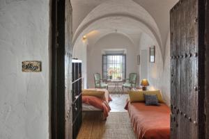 Postel nebo postele na pokoji v ubytování La Casa de Bovedas Charming Inn + 37 fotografií