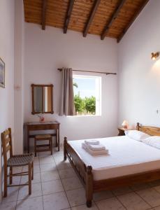 A bed or beds in a room at Ambelakia Studios