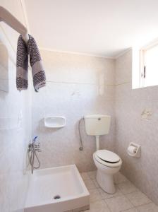 A bathroom at Ambelakia Studios