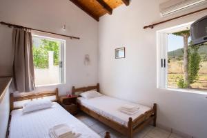 A bed or beds in a room at Ambelakia Studios Még 9 kép