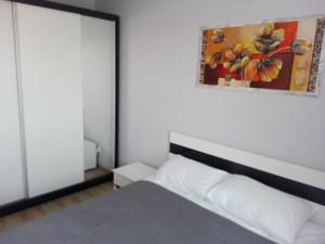 オポーレにあるApartament Marzenie 9 - Opoleのベッドと鏡のある寝室