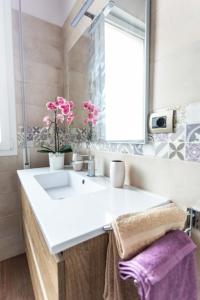 un baño con lavabo y espejo en Casa Bologna Fiera, en Bolonia 41 fotos más