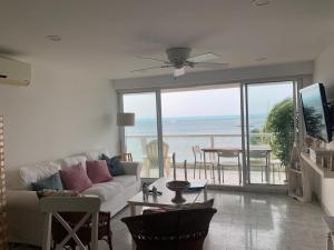 a living room with a couch and a view of the ocean at Apartamento Sunrise con vista interna o con vista al mar in San Andrés