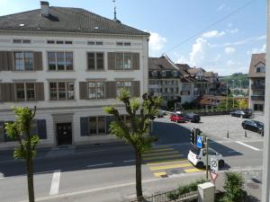 - une vue sur une rue de la ville avec un bâtiment dans l'établissement Hotel Le Lion - Self Check-in, à Bischofszell