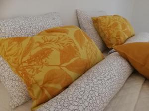 un divano con due cuscini sopra di Feels like Home Helmi a Jyväskylä