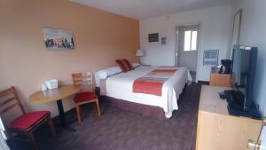 TV a/nebo společenská místnost v ubytování Blue Pine Motel