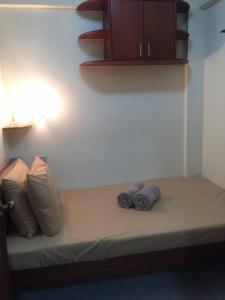 Postel nebo postele na pokoji v ubytování Las Pinas Serviced Apartment