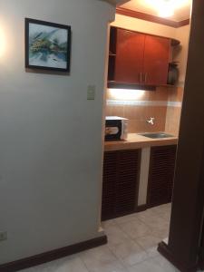 Kuchyň nebo kuchyňský kout v ubytování Las Pinas Serviced Apartment