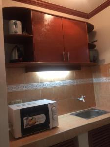 Kuchyň nebo kuchyňský kout v ubytování Las Pinas Serviced Apartment