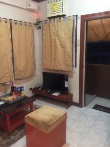TV a/nebo společenská místnost v ubytování Las Pinas Serviced Apartment