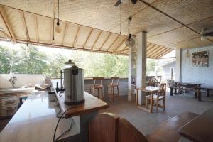 cocina y zona de comedor de una casa con mesas y sillas en OYO 967 Cajoma Guesthouse en Labuan Bajo
