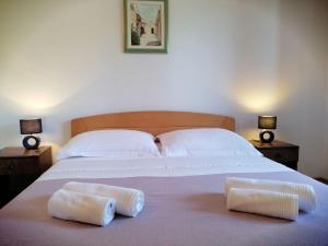 Postel nebo postele na pokoji v ubytování Apartments and Room Caric