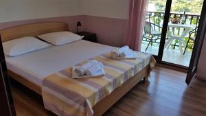 Postel nebo postele na pokoji v ubytování Apartments and Room Caric