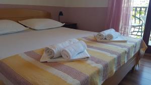 Postel nebo postele na pokoji v ubytování Apartments and Room Caric