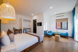 Postel nebo postele na pokoji v ubytování December Hoi An Villa