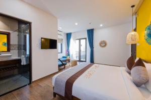 Postel nebo postele na pokoji v ubytování December Hoi An Villa