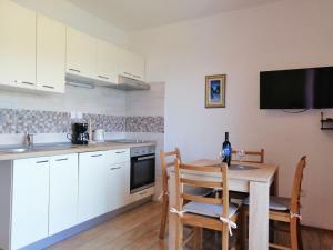 Kuchyň nebo kuchyňský kout v ubytování Apartments and Room Caric