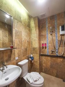 巴東海灘的住宿－The Way Patong Hotel，浴室配有卫生间、盥洗盆和淋浴。