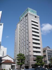 宮崎的住宿－Hotel Route-Inn Miyazaki Tachibana Dori，一座高大的建筑,上面有标志