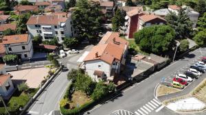 uma vista panorâmica de uma rua da cidade com casas em Arcobaleno isolano em Izola