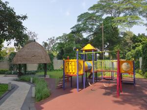 um parque infantil com um equipamento de brincar em Devmoon apartment - A Big & beautiful unit in the South of Jakarta em Jacarta