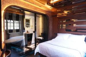 una camera da letto con un letto grande e un bagno di Star City Hotel a Hong Kong