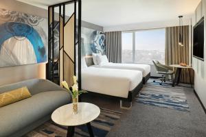 Postel nebo postele na pokoji v ubytování Novotel Suites Yogyakarta Malioboro