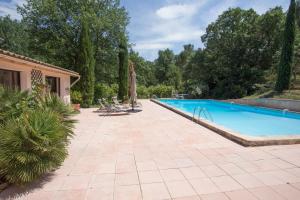 カルパントラにあるDomaine en Provence Gîte la Ferrandiereのパティオと木々のある屋外プール +18枚の写真
