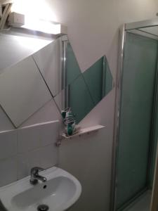 Un baño con lavabo y ducha con espejo. en La Laverie, en Saint-Jean-dʼAngély 8 fotos más