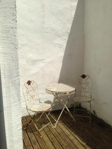 サン・ジャン・ダンジェリにあるLa Laverieの椅子2脚、テーブル1台、テーブル1台、椅子1脚