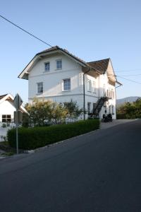 una grande casa bianca sul lato di una strada di Vila Freya near Bled a Bled