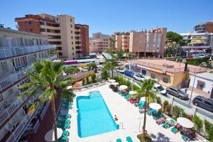 Una vista aérea de un complejo turístico con piscina. en Apartamentos Ecuador Park, en Torremolinos