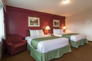 A bed or beds in a room at Port Augusta Inn