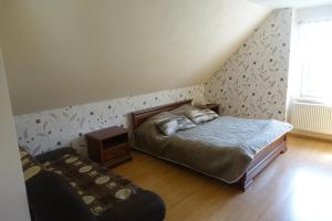 ein Schlafzimmer mit einem Bett, einem Tisch und einem Stuhl in der Unterkunft ČAKOVÁ 116 in Čaková