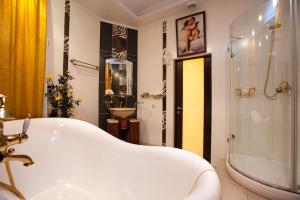 W łazience znajduje się wanna, prysznic i umywalka. w obiekcie Triumph Palace Boutique Hotel w Moskwie