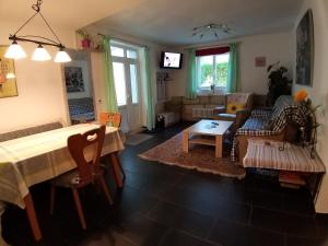 ein Wohnzimmer mit einem Tisch und einem Sofa in der Unterkunft Ferienwohnung am Barbarossasee in Göppingen