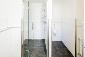 ein Badezimmer mit einer Glasduschkabine und einem WC in der Unterkunft SecondHome Stuttgart - Very nice apartment near historic city centre at Blumenstr 58 in Esslingen am Neckar - W2 in Esslingen