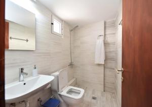 Koupelna v ubytování Alexandros SeaView Suites + 31 fotografií