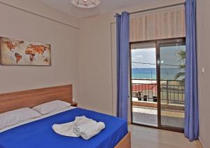Postel nebo postele na pokoji v ubytování Alexandros SeaView Suites
