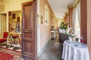 a hallway with a table in a room at Duchessa Margherita Chateaux & Hotels in Vicoforte