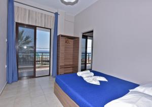 Postel nebo postele na pokoji v ubytování Alexandros SeaView Suites