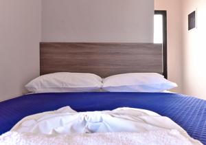 Postel nebo postele na pokoji v ubytování Alexandros SeaView Suites