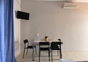 TV a/nebo společenská místnost v ubytování Alexandros SeaView Suites