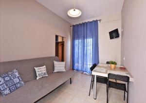 TV a/nebo společenská místnost v ubytování Alexandros SeaView Suites