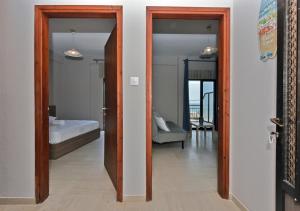 Postel nebo postele na pokoji v ubytování Alexandros SeaView Suites