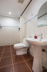 A bathroom at The Club Ten Beach Resort Boracay