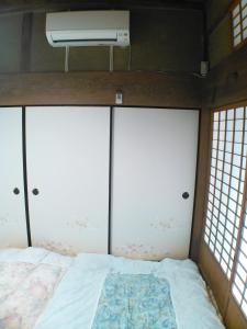 Ein Bett oder Betten in einem Zimmer der Unterkunft 昭和の宿 汐凪 shionagi