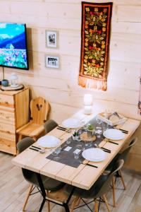 考斯賽力克的住宿－Czarna Owca，餐桌、椅子和电视